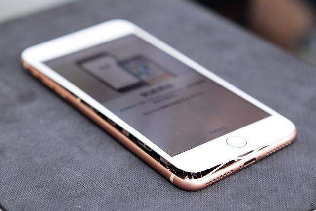 Bad News For Apple: iPhone 8 Batteries Have A Problem