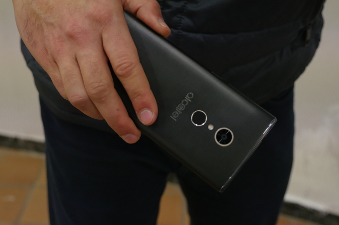 Alcatel 5 – Sleek, affordable and classy